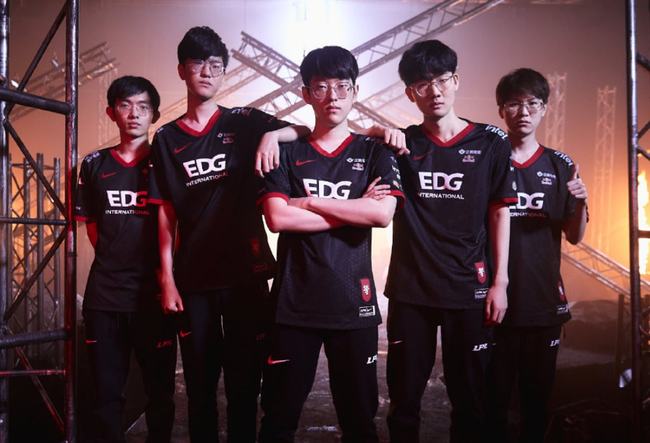 并在侧翼提 并在侧翼提